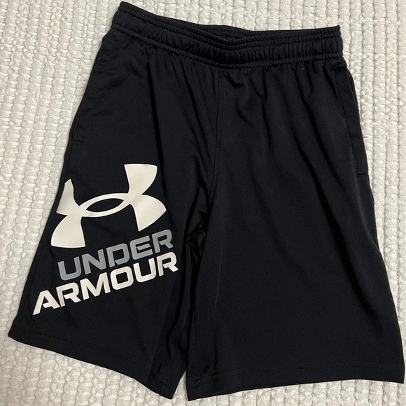 Boys Under Armour basketball shots ( used) Youth Medium - Picture 1 of 6